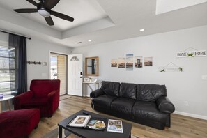 Una Smart TV, libros, una biblioteca de música, un reproductor estéreo