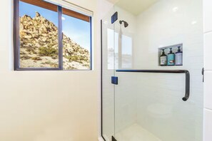 Shower, hair dryer, towels, soap - Rocky Roost Cabin in Yucca Valley (Yucca Valley)