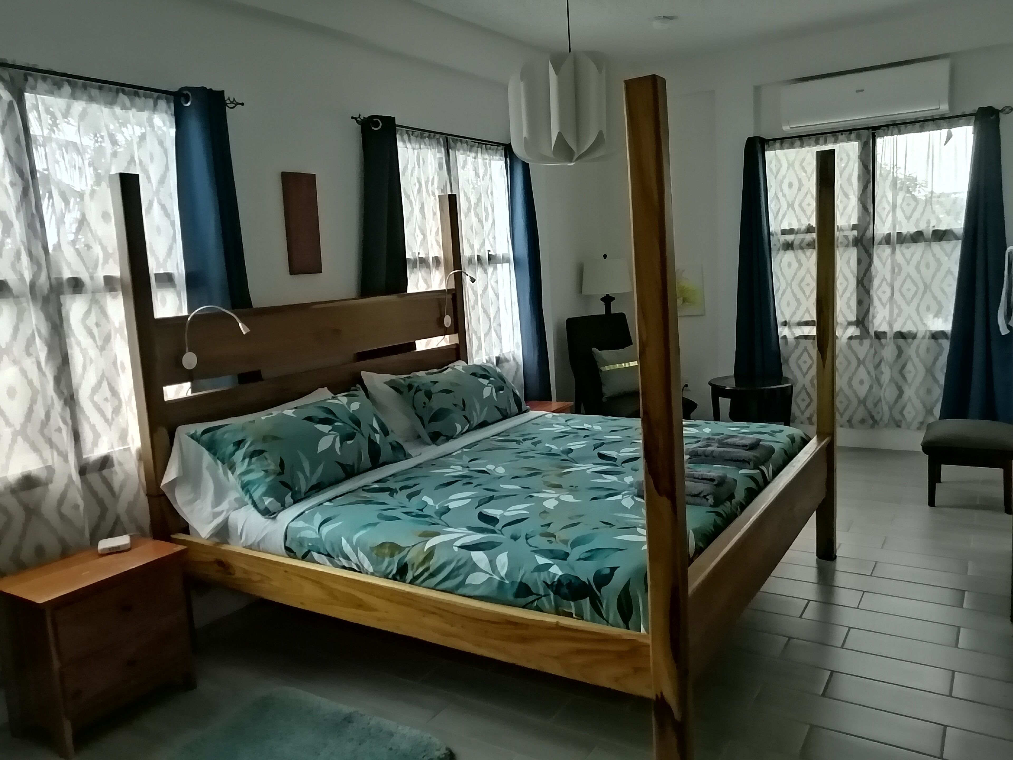 5 bedrooms, desk, iron/ironing board, travel crib