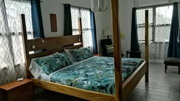 5 bedrooms, desk, iron/ironing board, travel crib