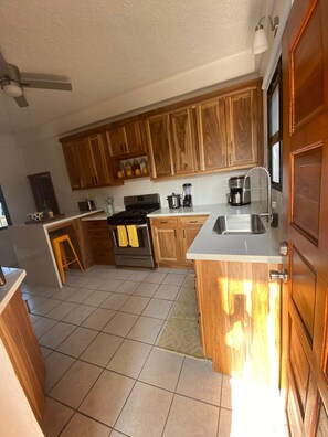 Fridge, microwave, oven, stovetop - Downtown Dangriga! Style and comfort with a pool. Maya Mountains and sea views. (Dangriga)