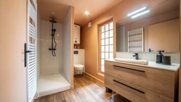 SĂšche-cheveux, serviettes fournies, savon, shampoing