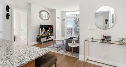 Lavish 2BR/2Bath Condo Steps to Square One Mall