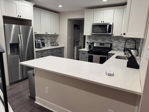 Microwave, oven, stovetop, dishwasher - 3-bedroom house in bustling Lawrenceville area of Pittsburgh (Pittsburgh)