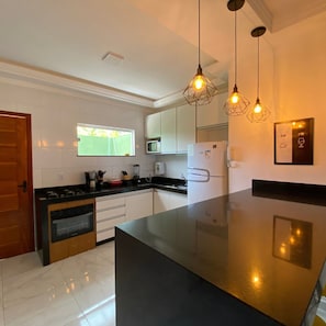 Basic Apartment | Private kitchen | Fridge, microwave, stovetop, blender - Condomínio com Piscina á 500m da Praia (Porto Seguro)