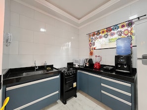 Căn hộ Tiêu chuẩn | Bếp riêng | Tủ lạnh, lò vi sóng, bếp nấu, máy xay thực phẩm 