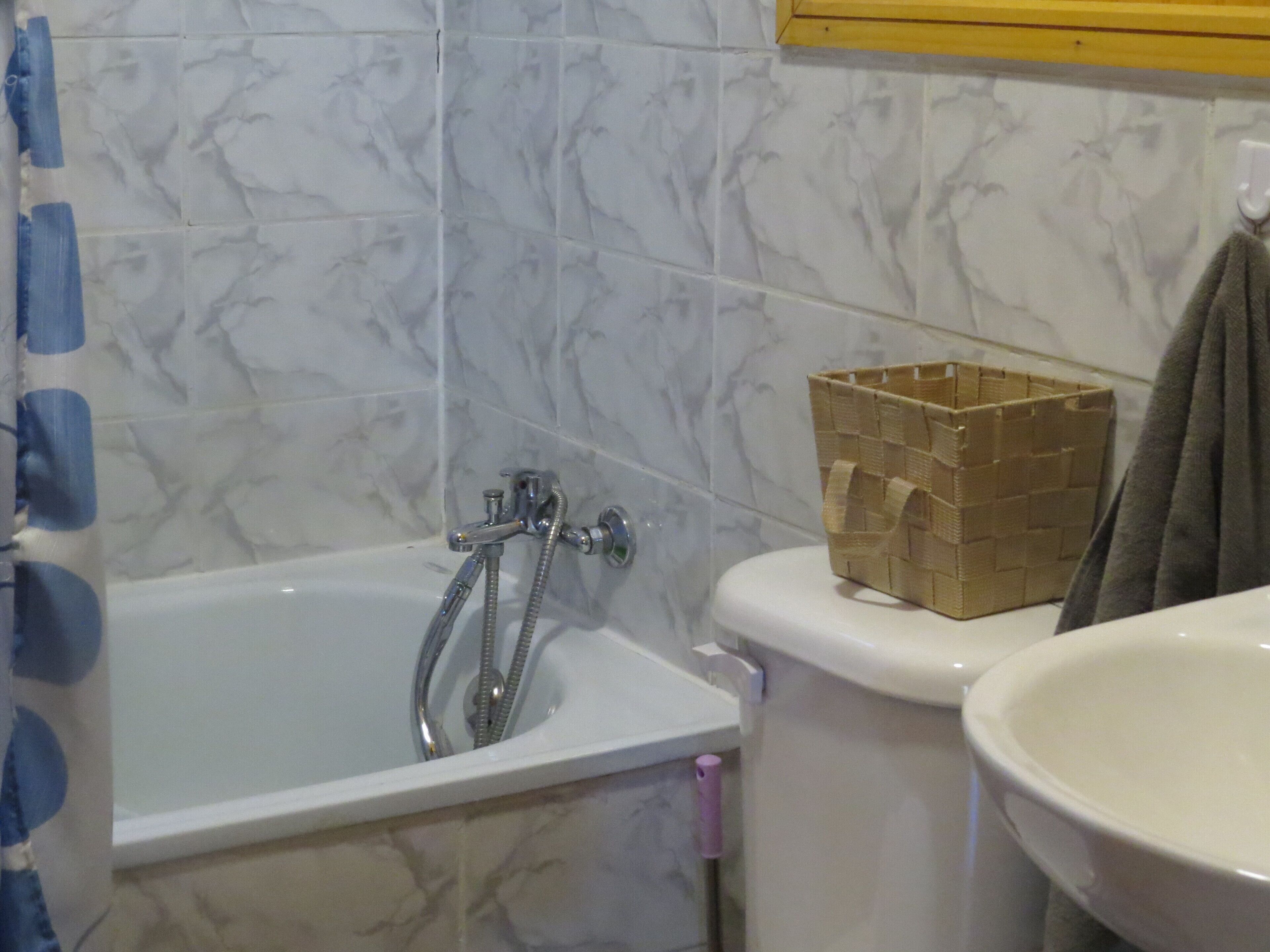 Secador de pelo, toallas, papel higiénico