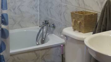 Haartrockner, Handtücher, Toilettenpapier