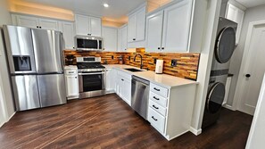 Fridge, microwave, oven, stovetop - Cozy LA Living (Los Angeles)
