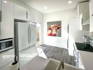 Fridge, microwave, oven, stovetop - Clean, Downtown Boulder Luxury. ⛰ (Boulder)