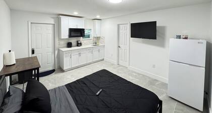 Charming Studio Apartment at Lake Worth Beach!