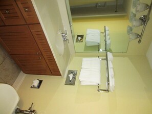 Towels, toilet paper - CAN'T BEAT THE PRICE!  Just 65/night! (Harwich)