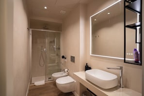 Dusche, Haartrockner, Bidet, Handtücher