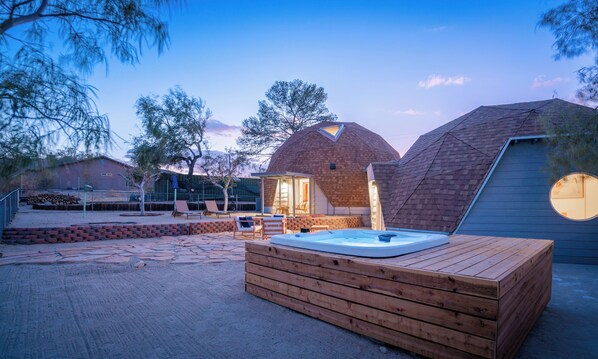 Outdoor spa tub