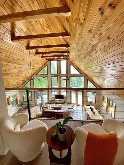 Luxury A-Frame Cabin, Sleeps 12, Cedar Hot Tub, Game Room, Fishing Pond, Views