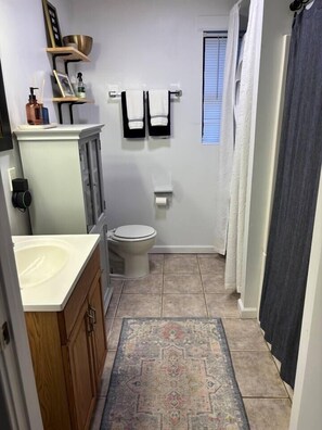 Toallas, jabón, shampoo, papel de baño 