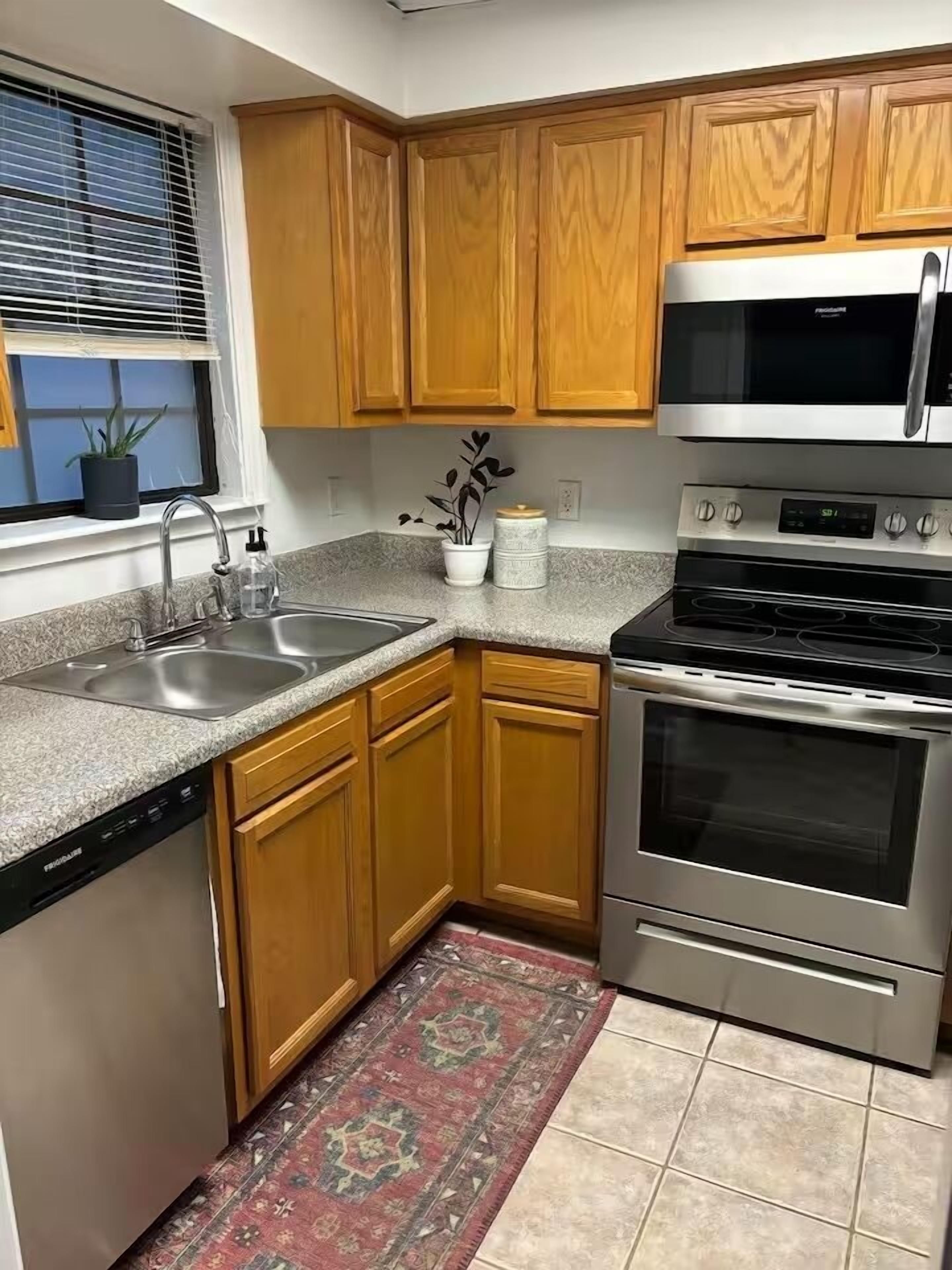 Geladeira, micro-ondas, fogão, cooktop