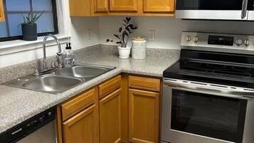 Geladeira, micro-ondas, fogão, cooktop