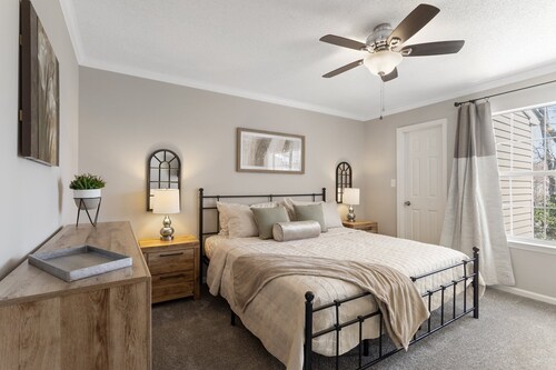 Stylish & Cozy 3 Bedroom – Convenient Location – Sleeps 7! Longer Stays Welcome!