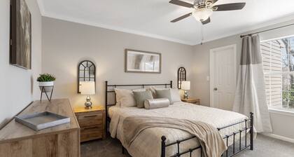 Stylish & Cozy 3 Bedroom – Convenient Location – Sleeps 7! Longer Stays Welcome!