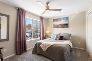 3 habitaciones, tabla de planchar con plancha, wifi y ropa de cama 