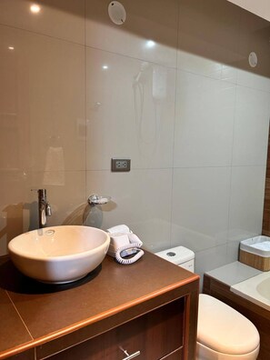 Serviettes fournies, savon, papier toilette