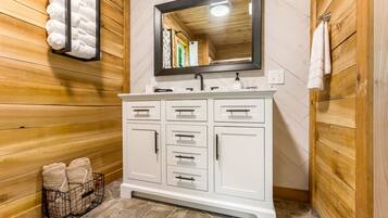 Douche, sèche-cheveux, serviettes fournies, papier toilette