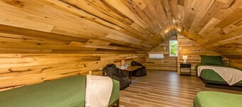 Creekside Cabin in Hocking Hills. Hot Tub + Large Private Yard. Dog-friendly!