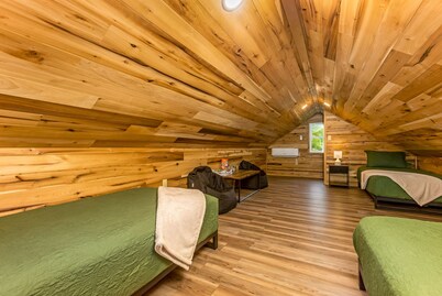 Creekside Cabin in Hocking Hills. Hot Tub + Large Private Yard. Dog-friendly!
