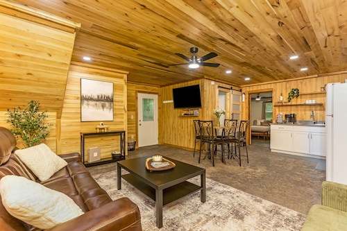 Creekside Cabin in Hocking Hills. Hot Tub + Large Private Yard. Dog-friendly!