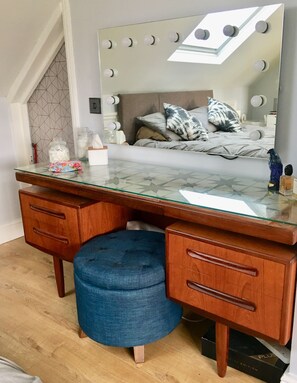 5 bedrooms, iron/ironing board, WiFi, bed sheets