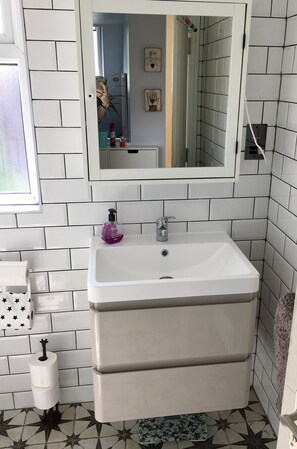 Shower, jetted tub, hair dryer, towels