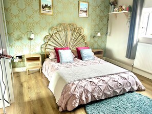 5 bedrooms, iron/ironing board, WiFi, bed sheets
