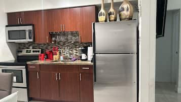 Refrigerador, microondas, horno y parrilla de estufa