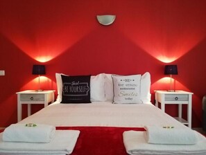 Suite estudio superior, vista a la ciudad | Espacio para trabajar con laptop, insonorización y wifi gratis