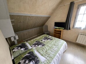 1 slaapkamer, een strijkplank/strijkijzer, internet, beddengoed