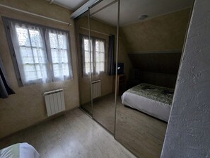 1 bedroom, iron/ironing board, internet, bed sheets