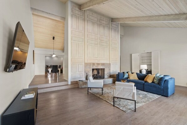 スマートテレビ、暖炉、書庫