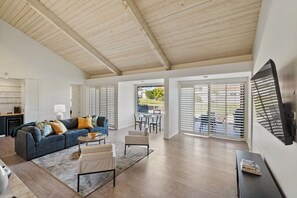 スマートテレビ、暖炉、書庫