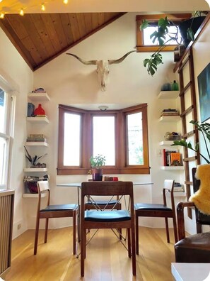 Dining - Close-in Private Getaway in the trees of Portland (Portland)