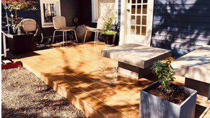 Terrace/patio - Close-in Private Getaway in the trees of Portland (Portland)