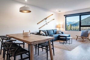Interior - Drop In Condo by Revelstoke Vacations (Revelstoke)