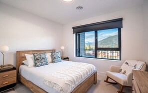 Condo | 2 bedrooms, free WiFi, bed sheets - Drop In Condo by Revelstoke Vacations (Revelstoke)
