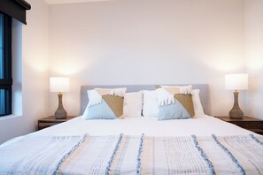 2 bedrooms, free WiFi, bed sheets - Drop In Condo by Revelstoke Vacations (Revelstoke)
