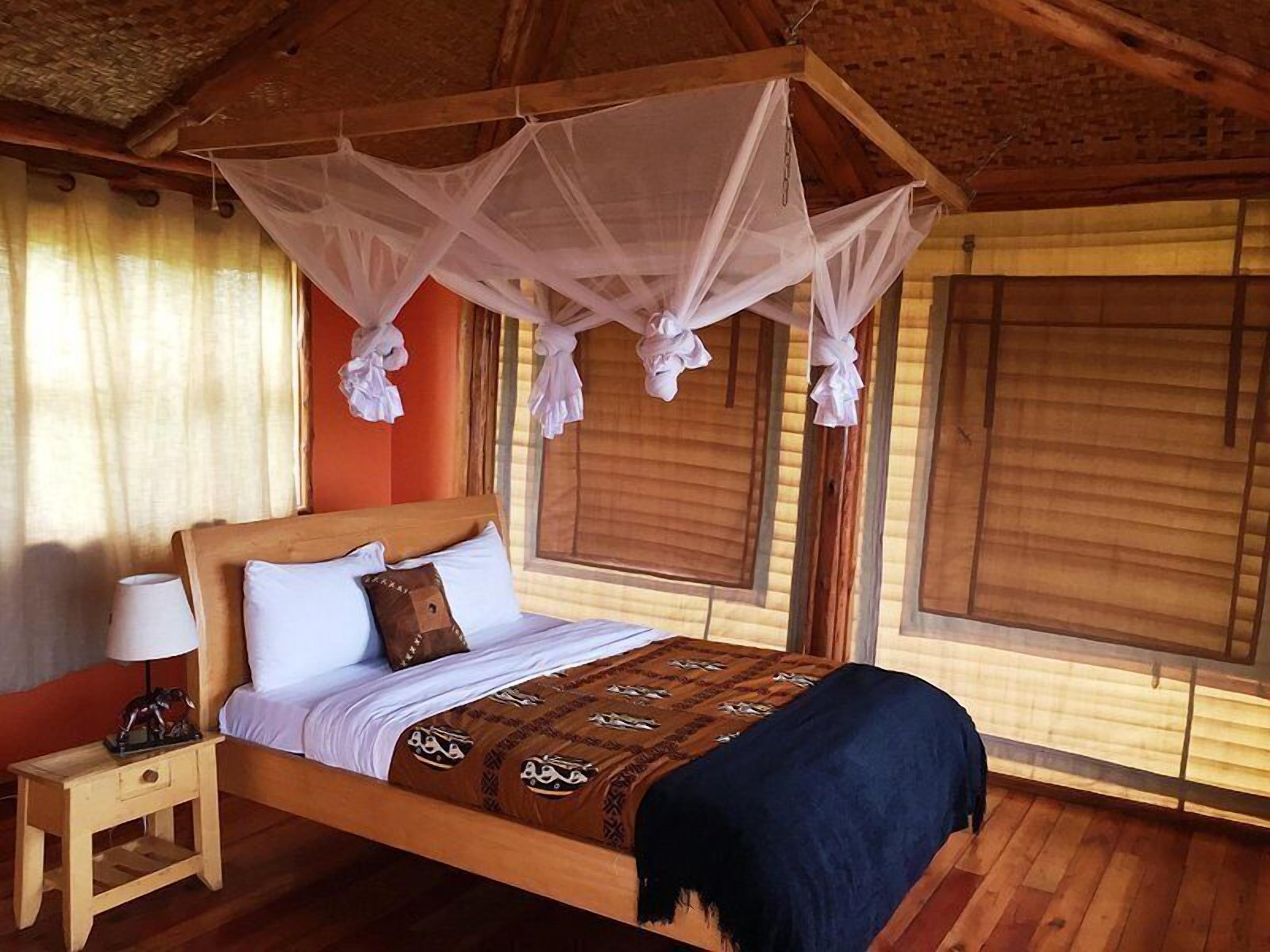 5 bedrooms, in-room safe, desk, laptop workspace