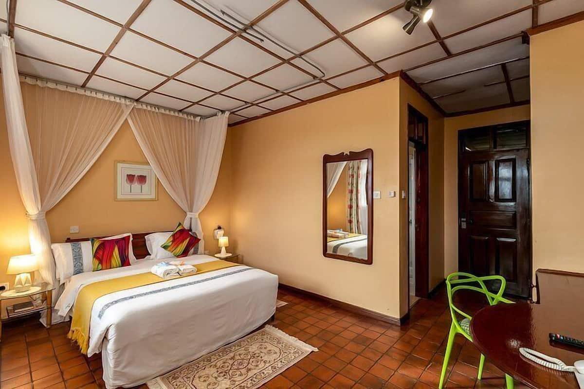 5 bedrooms, in-room safe, desk, laptop workspace