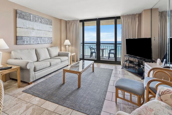 Condo, varias camas, acceso a la alberca, vista al océano (Shoreham Towers 7B) | Área de sala de estar