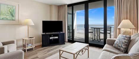 Condo, varias camas, balcón, vista al océano (Shoreham Towers 5C) | Área de sala de estar