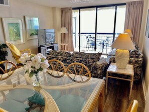 Lejlighed - flere senge - balkon - havudsigt (Shoreham Towers 5C) | Opholdsområde