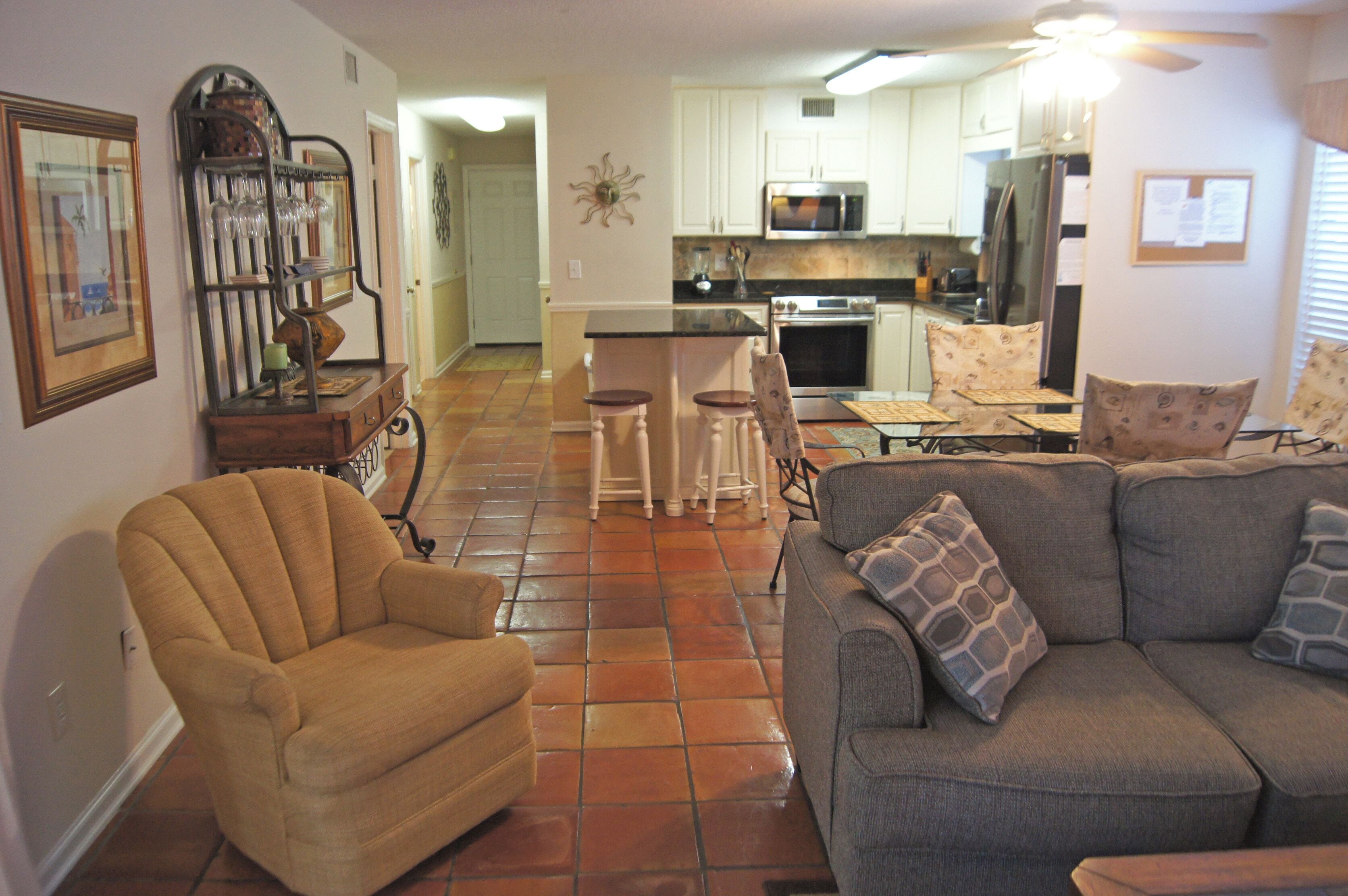 公寓客房, 多張床, 可使用泳池, 海景 (Sea Cloisters 101F) | 起居區